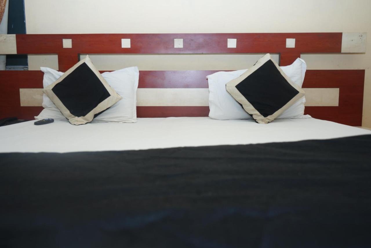 Hotel Nirmal Palace Kanpur Ngoại thất bức ảnh