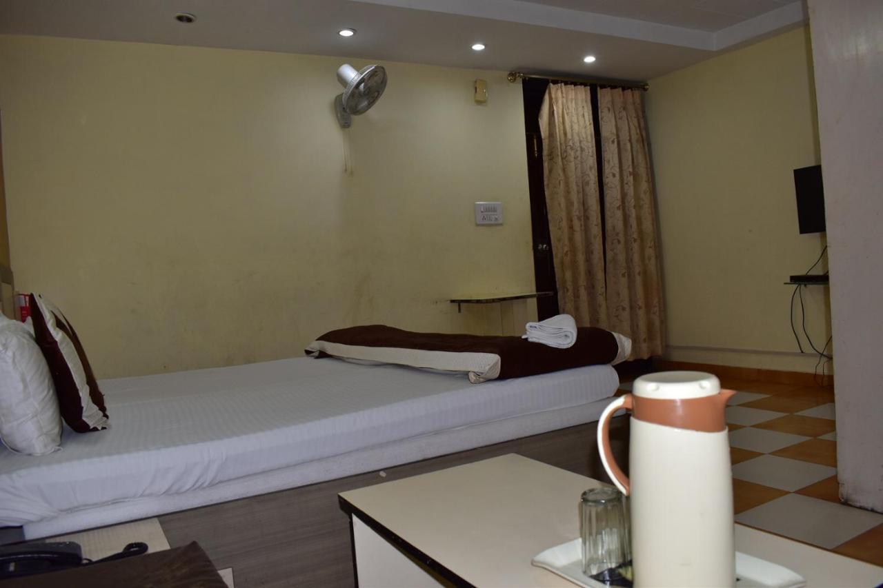 Hotel Nirmal Palace Kanpur Ngoại thất bức ảnh