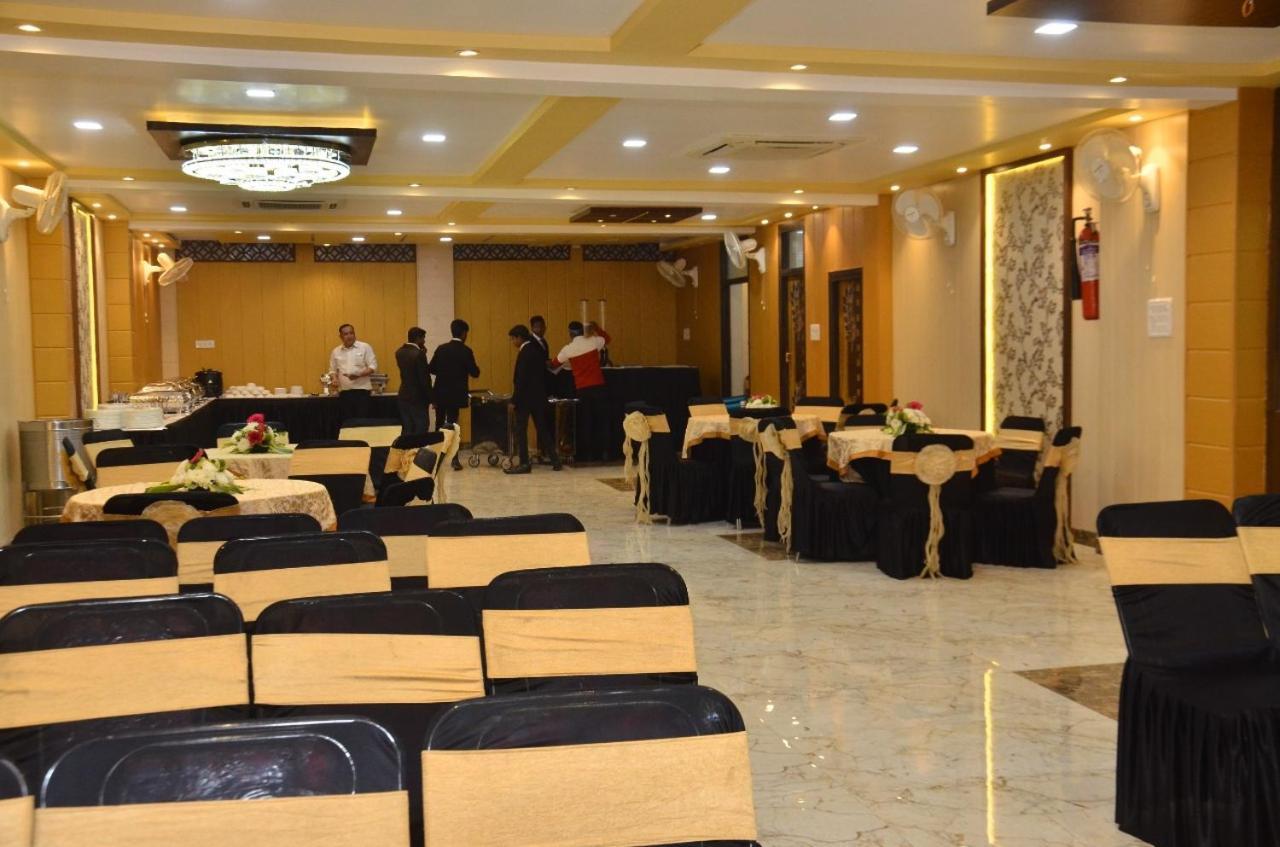 Hotel Nirmal Palace Kanpur Ngoại thất bức ảnh